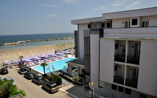 Directement sur la mer et sur la plage de sable très fin de la Riviera Romagnola, l’Hôtel...