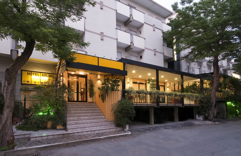  	Das Hotel Arlino in Rivazzurra, einem Stadtteil von Rimini, liegt nur 50 Meter vom feinen, goldenen...