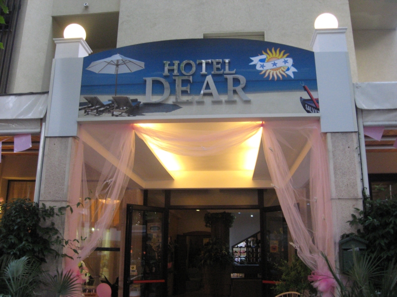 
	L'Hotel Dear elegante, confortevole è situato a poca distanza dalla spiaggia. Dotato di tutti i comfort ascensore, solarium panoramico, sala TV, satellite, sala lettura, biciclette a disposizione...