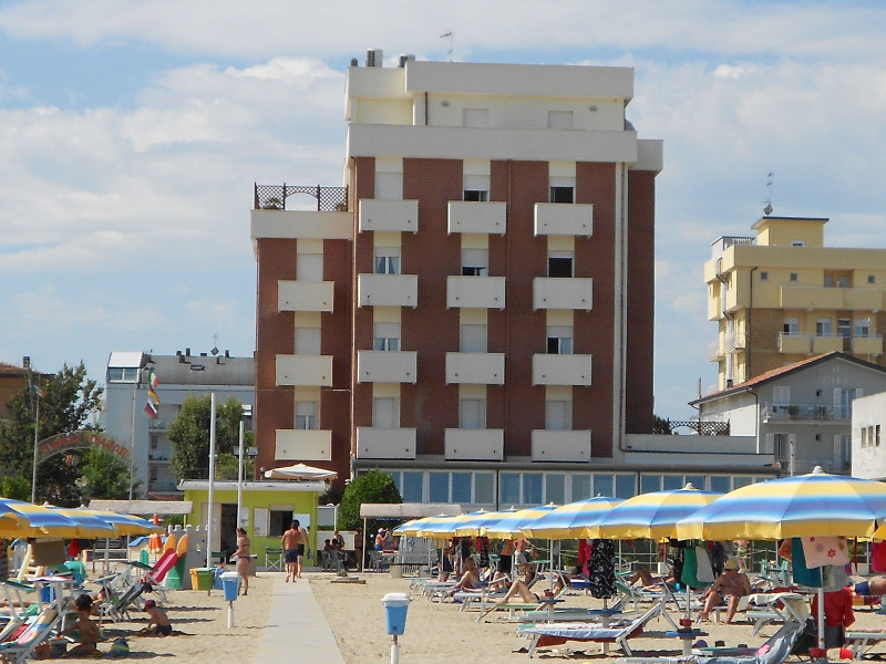 La vostra Vacanza... direttamente sul Mare La famiglia Semprini è lieta di accogliervi all' Hotel Driade di Rivabella!!! L'albergo, situato DIRETTAMENTE SUL MARE, ha un accesso diretto e privato alla...