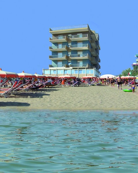 Das Hotel Ghirlandina liegt direkt am Strand. Es ist vollklimatisiert und verf�gt �ber einen zweiten...