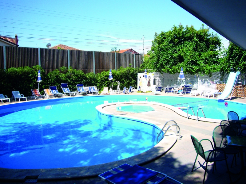 L'Hotel Trafalgar, curato e confortevole, nel verde  l'ideale per le famiglie con: magnifica piscina, vasca idromassaggio, ampio spazio giochi, giardino-zona relax, grande parcheggio. Situato in posizione...